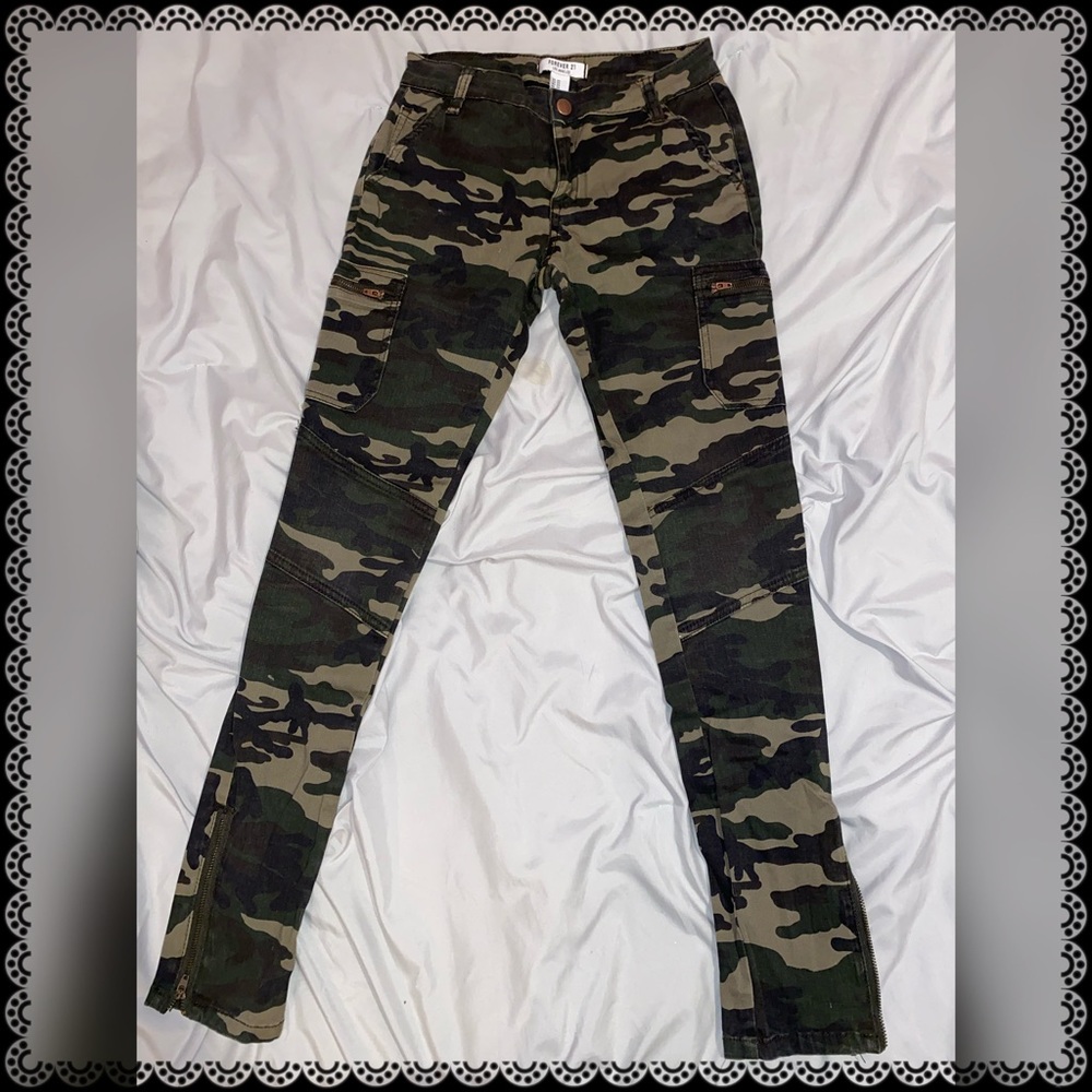 F21 camo skinny jeans